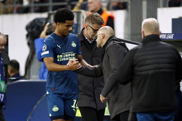 LENS - (l-r) Malik Tillman of PSV Eindhoven, PSV Eindhoven coach Peter Bosz during the UEFA Champions League Group B match between RC Lens and PSV Eindhoven at the Stade Bollaert-Delelis on October 24, 2023 in Lens, France. ANP MAURICE VAN STEEN UEFA Champions League 2023 24 2023 2024 xVIxANPxSportx xxANPxIVx 482020272 originalFilename: 482020272.jpg
