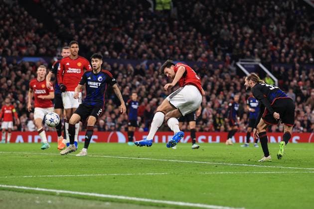 Fußball UEFA Champions League Gruppe A Manchester United gegen FC Kopenhagen 24. Oktober 2023 UEFA Champions League Gruppe A Manchester United gegen FC Kopenhagen Harry Maguire von Manchester United erzielt den Führungstreffer Foto Simon Stacpoole Abseits Manchester UK  Copyright: xSimonxStacpoolexOffside