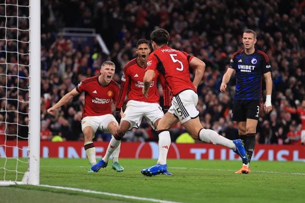 Fußball UEFA Champions League Gruppe A Manchester United gegen FC Kopenhagen 24. Oktober 2023 UEFA Champions League Gruppe A Manchester United gegen FC Kopenhagen Rasmus Hojlund und Raphael Varane von Manchester United feiern ihr erstes Tor mit Torschütze Harry Maguire Foto Simon Stacpoole Abseits Manchester UK  Copyright: xSimonxStacpoolexOffside