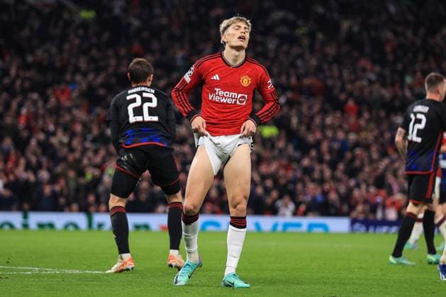 Fußball UEFA Champions League Gruppe A Manchester United gegen FC Kopenhagen 24. Oktober 2023 UEFA Champions League Gruppe A Manchester United gegen FC Kopenhagen Alejandro Garnacho von Manchester United zieht sich nach einem Fehlschuss die Hose hoch Foto Simon Stacpoole Abseits Manchester UK  Copyright: xSimonxStacpoolexOffside