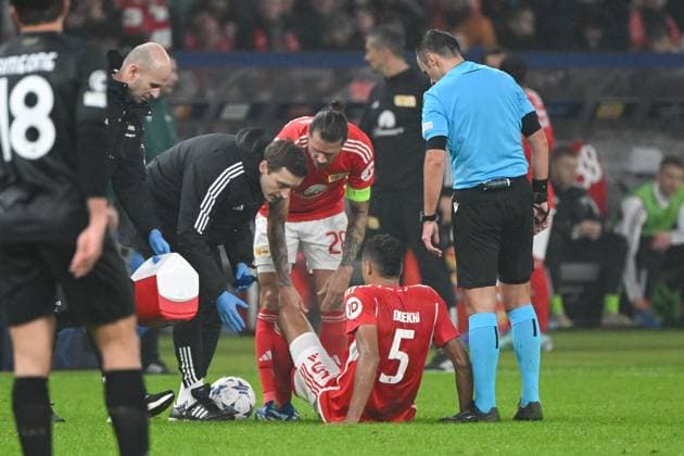 Football, Men, 2023 2024 season, UEFA Champions League Group C, Matchday 3 , 1 FC Union Berlin SSC Napoli, v l Danilho Doekhi 1 FC Union Berlin is treated, is injured, 24 10 2023, Copyright: xMatthiasxKochx
