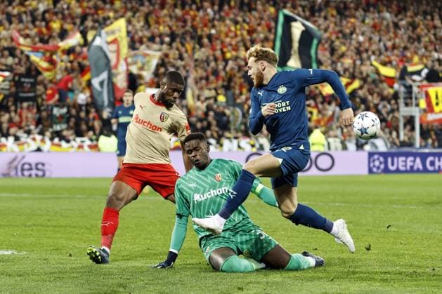LENS - (l-r) RC Lens goalkeeper Brice Samba, Kevin Danso of RC Lens, Yorbe Vertessen of PSV Eindhoven during the UEFA Champions League group B match between RC Lens and PSV Eindhoven at the Stade Bollaert-Delelis on October 24, 2023 in Lens, France. ANP MAURICE VAN STEEN UEFA Champions League 2023 24 2023 2024 xVIxANPxSportx xxANPxIVx 482021511 originalFilename: 482021511.jpg