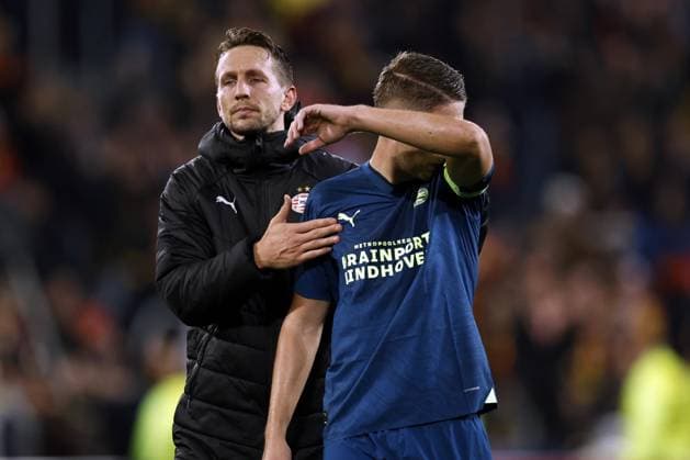 LENS - (l-r) Luuk de Jong of PSV Eindhoven, Joey Veerman of PSV Eindhoven are disappointed after the UEFA Champions League group B match between RC Lens and PSV Eindhoven at the Stade Bollaert-Delelis on October 24, 2023 in Lens, France. ANP MAURICE VAN STEEN UEFA Champions League 2023 24 2023 2024 xVIxANPxSportx xxANPxIVx 482022009 originalFilename: 482022009.jpg