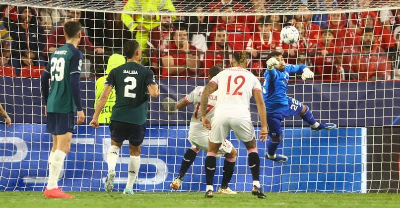 EDITORIAL USE ONLY No use with unauthorised audio, video, data, fixture lists, club league logos or live services. Online in-match use limited to 120 images, no video emulation. No use in betting, games or single club league player publications. Sevilla v Arsenal, UEFA Champions League, Group B, Football, Ramon Sanchez Pizjuan Stadium, Seville, Spain - 24 Oct 2023 EDITORIAL USE ONLY No use with unauthorised audio, video, data, fixture lists, club league logos or live services. Online in-match use limited to 120 images, no video emulation. No use in betting, games or single club league player publications. Copyright: xKieranxMcManus Shutterstockx 14161528as