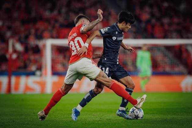 Nicolas Otamendi, Takefusa Kubo during UEFA Champions League 23 24 game between SL Benfica and Real Sociedad at Estadio Da Luz, Lisbon, Portugal. (Maciej Rogowski) Lisbon Estadio Da Luz Portugal Copyright: xMaciejxRogowskix slbrss-24102023-27