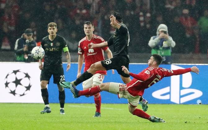 Giovanni Simeone, Robin Gosens duel match scene action sports football soccer UEFA Champions League UCL mens 3 matchday season 2023 2024 24 10 2023 1 FC Union Berlin FCU vs SSC Napoli Olympiastadion DFL regulations prohibit any use of photographs as image sequences and or quasi video