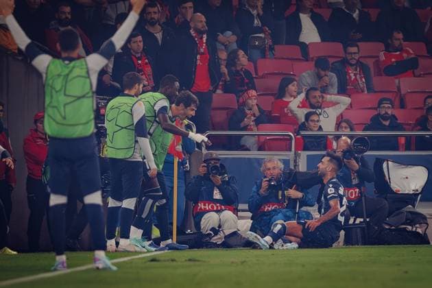Brais Mendez celebrates with his team after scoring goal during UEFA Champions League 23 24 game between SL Benfica and Real Sociedad at Estadio Da Luz, Lisbon, Portugal. (Maciej Rogowski) Lisbon Estadio Da Luz Portugal Copyright: xMaciejxRogowskix slbrss-24102023-33