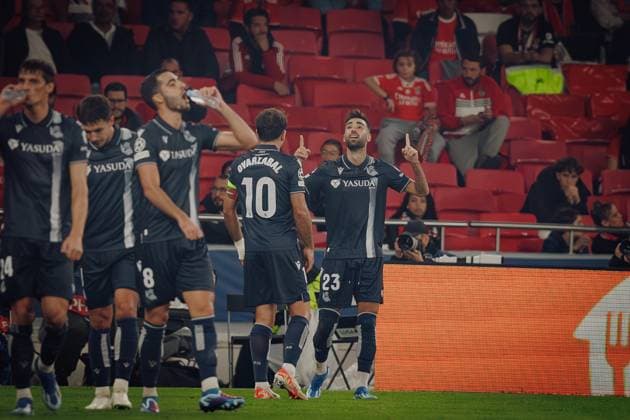 Sport Bilder des Tages Brais Mendez celebrates with his team after scoring goal during UEFA Champions League 23 24 game between SL Benfica and Real Sociedad at Estadio Da Luz, Lisbon, Portugal. (Maciej Rogowski) Lisbon Estadio Da Luz Portugal Copyright: xMaciejxRogowskix slbrss-24102023-35