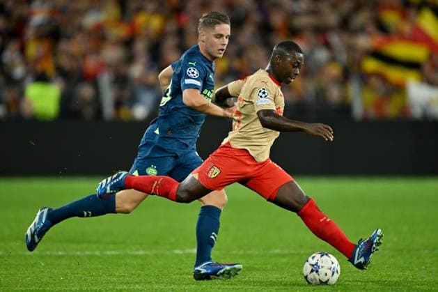 231024 RC Lens vs PSV Eindhoven Joey Veerman (23) of Eindhoven defending on Nampalys Mendy (26) of RC Lens during the Uefa Champions League matchday 3 game in group B in the 2023-2024 season between Racing Club de Lens and PSV Eindhoven on October 24 , 2023 in Lens, France. (Photo by David Catry Isosport) LENS FRANCE  Copyright: xx 412609