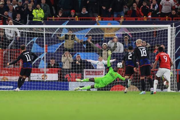 Fußball UEFA Champions League Gruppe A Manchester United gegen FC Kopenhagen 24. Oktober 2023 UEFA Champions League Gruppe A Manchester United gegen FC Kopenhagen Manchester Uniteds Torhüter Andre Onana pariert in letzter Minute einen Elfmeter von Jordan Larsson vom FC Kopenhagen und sichert damit den United-Sieg Foto Simon Stacpoole Abseits Manchester UK  Copyright: xSimonxStacpoolexOffside