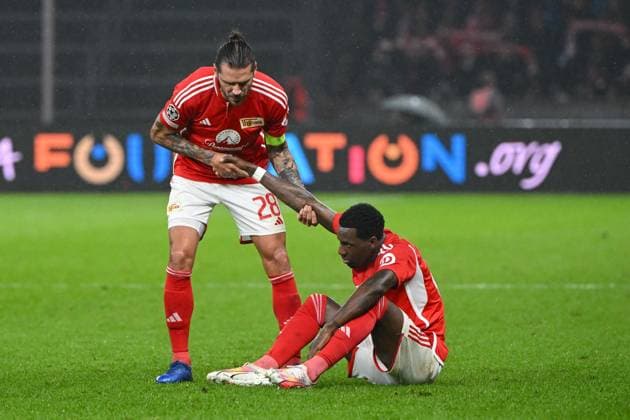 Football, Men, 2023 2024 season, UEFA Champions League Group C, Matchday 3 , 1 FC Union Berlin SSC Napoli, f l Christopher Trimmel 1 FC Union Berlin and Sheraldo Becker 1 FC Union Berlin disappointed, dejected, dissatisfied after defeat, 24 10 2023, Copyright: xMatthiasxKochx