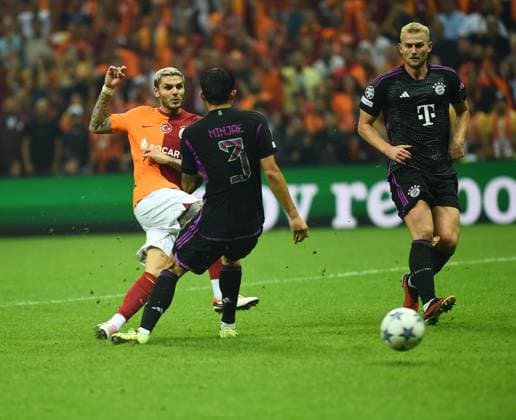 Mauro Icardi (L) of Galatasaray and Kim Min Jae of Bayern Munchen during the UEFA Champions League match between Galatasaray A.S. and FC Bayern München at RAMS PARK Arena on October 24, 2023 in Istanbul, Turkey. Istanbul Turkey Copyright: xSeskimPhotox Gsaray-BMunich_241023 (309)