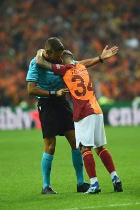 Sport Themen der Woche KW43 Sport Bilder des Tages Lucas Toreira of Galatasaray and referee Davide Massa during the UEFA Champions League match between Galatasaray A.S. and FC Bayern München at RAMS PARK Arena on October 24, 2023 in Istanbul, Turkey. Istanbul Turkey Copyright: xSeskimPhotox Gsaray-BMunich_241023 (321)