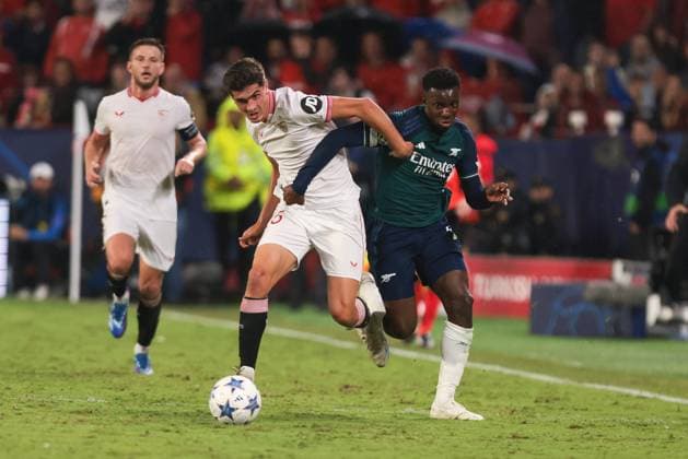 SEVILLE, SPAIN - OCTOBER 24: Eddie Nketiah of Arsenal FC in action with Juanlu Sanchez of Sevilla FC during the UEFA Champions League match between Sevilla FC and Arsenal FC at Estadio Ramon Sanchez Pizjuan on October 24, 2023 in Seville, Spain. SPO 