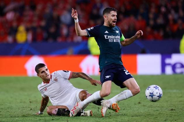 Jorginho of Arsenal FC (L) battles for the ball with Erik Lamela of Sevilla FC (R) during the UEFA Champions League match between Sevilla FC and Arsenal FC at Estadio Ramon Sanchez Pizjuan on October 24, 2023 in Seville, Spain. FOOTBALL : Sevilla FC vs Arsenal FC - Europa Leage - 28 10 2023 AlvaroMedranda Panoramic 
