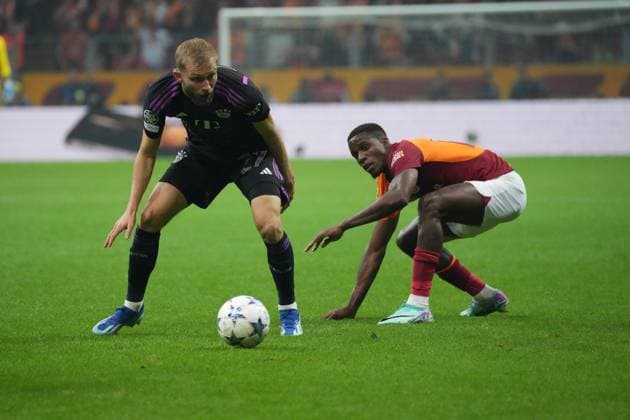 Wilfried Zaha (R) of Galatasaray and Konrad Laimer (27) of Bayern Munchen during the UEFA Champions League match between Galatasaray A.S. and FC Bayern München at RAMS PARK Arena on October 24, 2023 in Istanbul, Turkey. Istanbul Turkey Copyright: xSeskimPhotox Gsaray-BMunich_241023 (391)