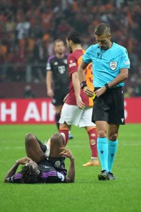 Referee Davide Massa and Kingsley Coman of Bayern Munchen during the UEFA Champions League match between Galatasaray A.S. and FC Bayern München at RAMS PARK Arena on October 24, 2023 in Istanbul, Turkey. Istanbul Turkey Copyright: xSeskimPhotox Gsaray-BMunich_241023 (414)