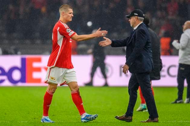 v l Kevin Behrens 1 FC Union Berlin, 17 , Urs Fischer 1 FC Union Berlin, coach , shake hands, unhappy after losing game, final score 0 1, GER, 1 FC Union Berlin SSC Napoli, Football, Champions League, CH LEAGUE GROUP C, Matchday 3, UEFA, 23 24, 24 10 2023, DFL REGULATES PROHIBIT ANY USE OF PHOTOGRAPHS AS IMAGE SEQUENCES AND OR QUASI VIDEO, GER, 1 FC Union Berlin SSC Napoli, Football, Champions League, UEFA, 23 24, 24 10 2023, Berlin Copyright: xUwexKoch Eibner-Pressefotox EP_UKH