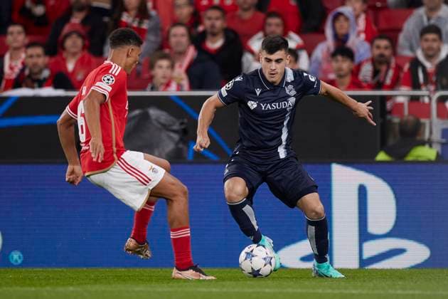 SL Benfica v Real Sociedad: Group D - UEFA Champions League 2023 24 Ander Barrenetxea of Real Sociedad competes for the ball with Alexander Bah of SL Benfica during the UEFA Champions League match between SL Benfica and Real Sociedad at Estadio do Lisboa e Benfica on October 24, 2023, in Lisbon, Portugal. Lisbon Estadio do Sport Lisboa e Benfica Lisbon Portugal RL_SLBvRSO_036 Copyright: xRicardoxLarreinax