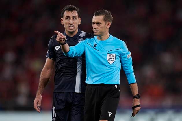 SL Benfica v Real Sociedad: Group D - UEFA Champions League 2023 24 Mikel Oyarzabal of Real Sociedad protest to Clement Turpin during the UEFA Champions League match between SL Benfica and Real Sociedad at Estadio do Lisboa e Benfica on October 24, 2023, in Lisbon, Portugal. Lisbon Estadio do Sport Lisboa e Benfica Lisbon Portugal RL_SLBvRSO_141 Copyright: xRicardoxLarreinax