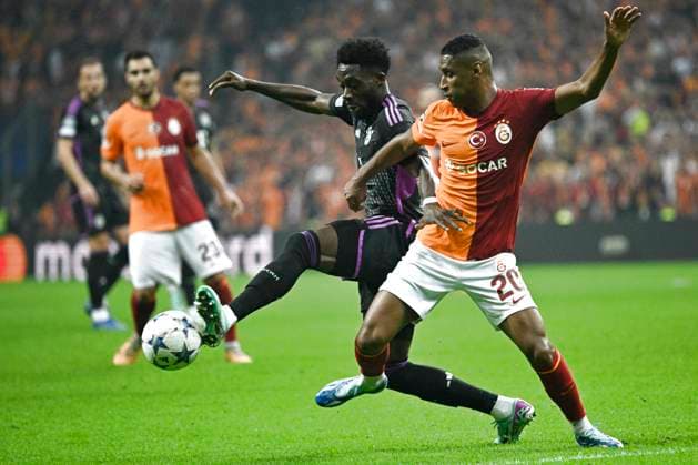 (231025) -- ISTANBUL, Oct. 25, 2023 -- Tete (R) of Galatasaray vies with Alphonso Boyle Davies of FC Bayern Munich during the UEFA Champions League A group match between Galatasaray and FC Bayern Munich at Rams Park Stadium in Istanbul, T¨¹rkiye, on Oct. 24, 2023. (SP)T?RKIYE-ISTANBUL-FOOTBALL-UEFA CHAMPIONS LEAGUE-GALATASARAY VS FC BAYERN MUNICH WangxFeng 