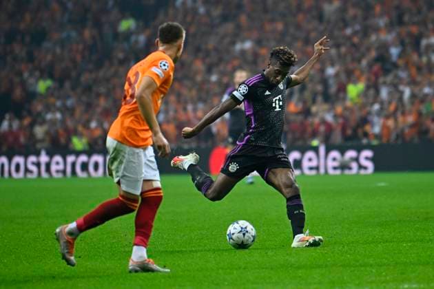 (231025) -- ISTANBUL, Oct. 25, 2023 -- Kingsley Coman (R) of FC Bayern Munich vies with Kazimcan Karatas of Galatasaray during the UEFA Champions League A group match between Galatasaray and FC Bayern Munich at Rams Park Stadium in Istanbul, T¨¹rkiye, on Oct. 24, 2023. (SP)T?RKIYE-ISTANBUL-FOOTBALL-UEFA CHAMPIONS LEAGUE-GALATASARAY VS FC BAYERN MUNICH WangxFeng 