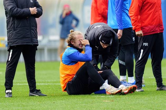 Sport Themen der Woche KW43 Sport Bilder des Tages Jann-Fiete Arp (Holstein Kiel, 20) muss mit Verletzung behandelt werden Training Holstein Kiel, Fussball, 2. Bundesliga, Saison 2023 24, 25.10.2023 Training Holstein Kiel, Fussball, 2. Bundesliga, Saison 2023 24, 25.10.2023 Kiel *** Jann Fiete Arp Holstein Kiel, 20 must be treated with injury training Holstein Kiel, football, 2 Bundesliga, season 2023 24, 25 10 2023 training Holstein Kiel, football, 2 Bundesliga, season 2023 24, 25 10 2023 Kiel Copyright: xEibner-Pressefoto MarcelxvonxFehrnx EP_MFN