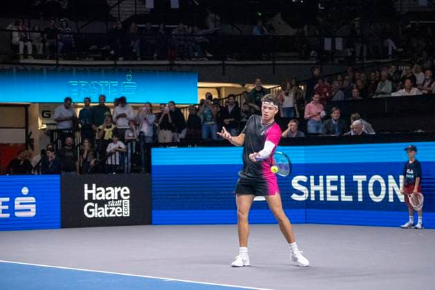 Vienna, Austria 25 October 2023 Ben Shelton USA plays against Jannik Sinner ITA at the ATP World Tour, Erste Bank Open at Wiener Stadthalle Picture shows Ben Shelton USA