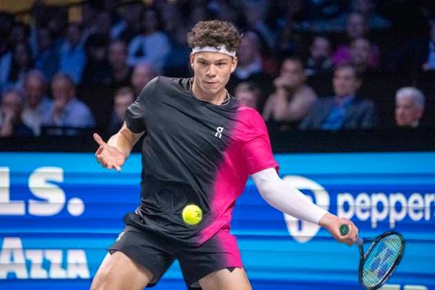 Vienna, Austria 25 October 2023 Ben Shelton USA plays against Jannik Sinner ITA at the ATP World Tour, Erste Bank Open at Wiener Stadthalle Picture shows Ben Shelton USA