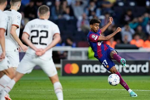 FC Barcelona, Barca v FC Shakhtar Donetsk: Group H - UEFA Champions League 2023 24 Lamine Yamal right winger of Barcelona and Spain in action during the UEFA Champions League match between FC Barcelona and FC Shakhtar Donetsk at Estadi Olimpic Lluis Companys on October 25, 2023 in Barcelona, Spain. Barcelona Spain  Copyright: xJosexBretonx originalFilename:breton-fcbarcel231025_nppKV.jpg