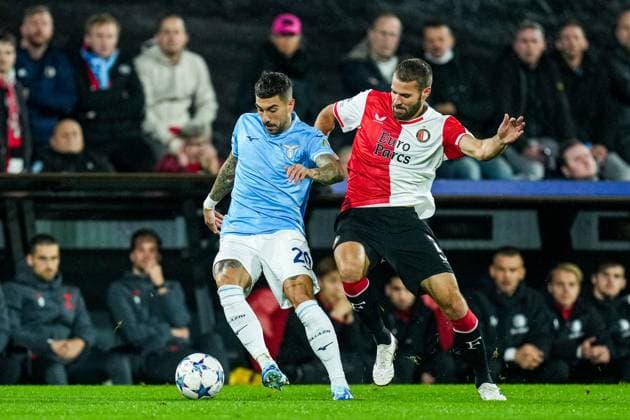 UEFA Champions League: Feyenoord v SS Lazio Rotterdam - Mattia Zaccagni of Lazio, Bart Nieuwkoop of Feyenoord during the 3rd leg of the UEFA Champions League group stage between Feyenoord v SS Lazio at Stadion Feijenoord De Kuip on 25 October 2023 in Rotterdam, The Netherlands. Copyright: xYannickxVerhoevenx
