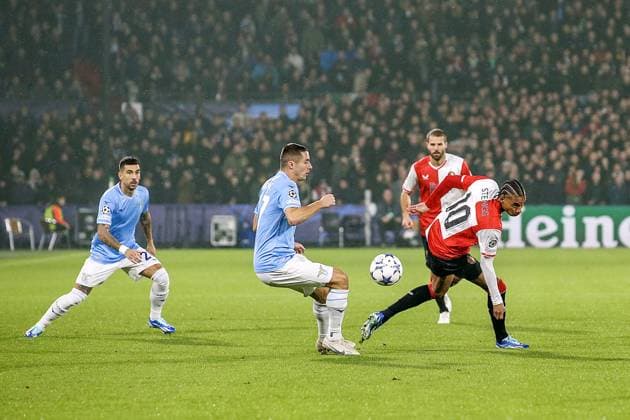 ROTTERDAM, 25-10-2023, Stadium de Kuip, UEFA Champions League, 2023 2024, Group stage, Feyenoord - Lazio, Feyenoord player Calvin Stengs vs Lazio Roma player Adam Marusic Feyenoord - Lazio  x22893583x Copyright: