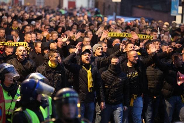 Fußball, CL, Newcastle United - Borussia Dortmund, Fanmarsch der Dortmunder vor dem Spiel Newcastle Upon Tyne, England, 25th October 2023. Borussia Dortmund fans arrive ahead of the UEFA Champions League match at St. James Park, Newcastle Upon Tyne. Picture credit should read: Nigel Roddis Sportimage EDITORIAL USE ONLY. No use with unauthorised audio, video, data, fixture lists, club league logos or live services. Online in-match use limited to 120 images, no video emulation. No use in betting, games or single club league player publications. SPI-2675-0003