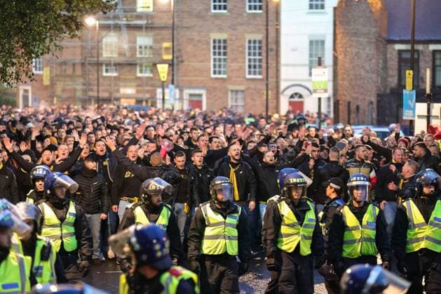 Fußball, CL, Newcastle United - Borussia Dortmund, Fanmarsch der Dortmunder vor dem Spiel UEFA Champions League Newcastle United v Borussia Dortmund Borussia Dortmund fans arrive surrounded by riot police the UEFA Champions League match Newcastle United vs Borussia Dortmund at St. James s Park, Newcastle, United Kingdom, 25th October 2023 (Photo by Mark Cosgrove News Images) Newcastle St. James s Park Tyne and Wear United Kingdom Copyright: xMarkxCosgrove NewsxImagesx