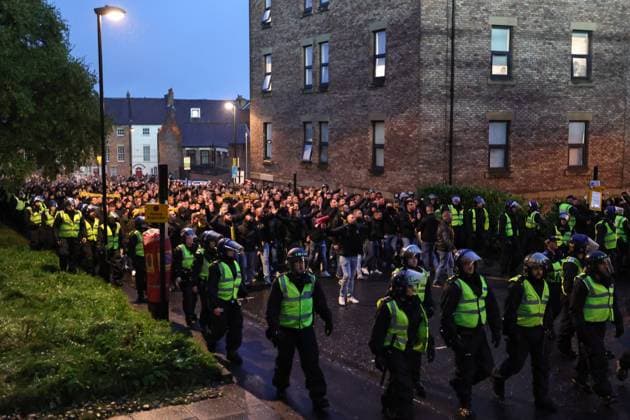 Fußball, CL, Newcastle United - Borussia Dortmund, Fanmarsch der Dortmunder vor dem Spiel UEFA Champions League Newcastle United v Borussia Dortmund Borussia Dortmund fans arrive surrounded by riot police the UEFA Champions League match Newcastle United vs Borussia Dortmund at St. James s Park, Newcastle, United Kingdom, 25th October 2023 (Photo by Mark Cosgrove News Images) Newcastle St. James s Park Tyne and Wear United Kingdom Copyright: xMarkxCosgrove NewsxImagesx