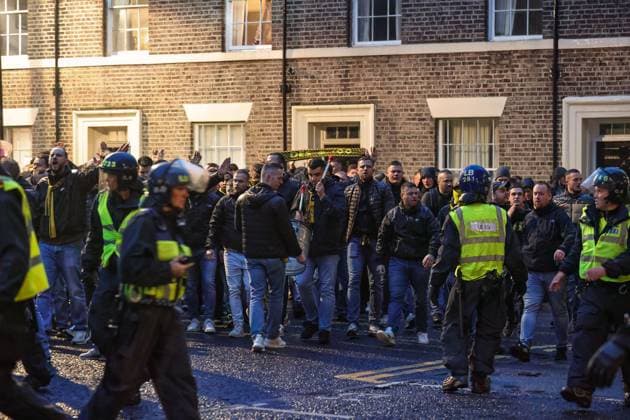 Fußball, CL, Newcastle United - Borussia Dortmund, Fanmarsch der Dortmunder vor dem Spiel UEFA Champions League Newcastle United v Borussia Dortmund Borussia Dortmund fans arrive surrounded by riot police the UEFA Champions League match Newcastle United vs Borussia Dortmund at St. James s Park, Newcastle, United Kingdom, 25th October 2023 (Photo by Mark Cosgrove News Images) Newcastle St. James s Park Tyne and Wear United Kingdom Copyright: xMarkxCosgrove NewsxImagesx
