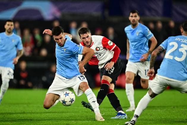 ROTTERDAM - Santiago Gimenez of Feyenoord scores the 1-0. (l-r) Nicolo Casale of SS Lazio, Santiago Gimenez of Feyenoord during the UEFA Champions League Group E match between Feyenoord and Lazio Roma at Feyenoord Stadion de Kuip on October 25, 2023 in Rotterdam, Netherlands. ANP OLAF KRAAK UEFA Champions League 2023 24 2023 2024 xVIxANPxSportx xxANPxIVx 482103635 originalFilename: 482103635.jpg