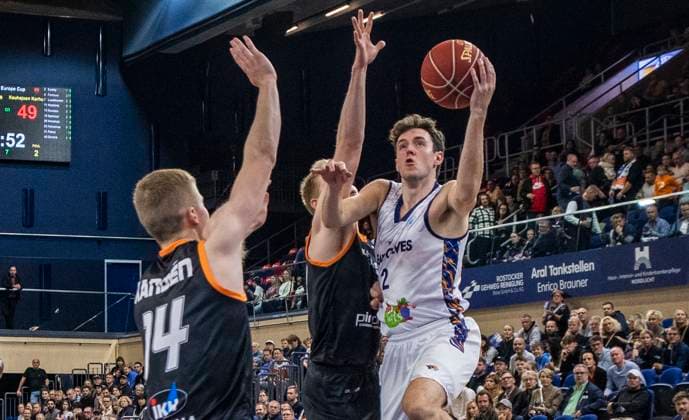 Sport Themen der Woche KW43 Sport Bilder des Tages 25.10.2023, GER, Herren, Basketball, FIBA Europe Cup, Saison 2023 2024, 2. Gruppenspiel, Rostock Seawolves - Karhu Basket Oliver Kanden (Karhu Basket, li.), Joona Hakamaa (Karhu Basket, Mitte) gegen Tyler Nelson (Rostock Seawolves, re.) Rostock Stadthalle Mecklenburg-Vorpommern Deutschland *** 25 10 2023, GER, men, basketball, FIBA Europe Cup, 2023 2024 season, 2 group game, Rostock Seawolves Karhu Basket Oliver Kanden Karhu Basket, li , Joona Hakamaa Karhu Basket, center vs Tyler Nelson Rostock Seawolves, r Rostock Stadthalle Mecklenburg Vorpommern Germany