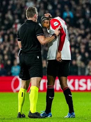 UEFA Champions League: Feyenoord v SS Lazio Rotterdam - Referee Tobias Stieler, Calvin Stengs of Feyenoord during the 3rd leg of the UEFA Champions League group stage between Feyenoord v SS Lazio at Stadion Feijenoord De Kuip on 25 October 2023 in Rotterdam, The Netherlands. Copyright: xTomxBodex