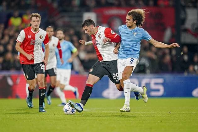 ROTTERDAM, 25-10-2023, Stadium de Kuip, UEFA Champions League, 2023 2024, Group stage, Feyenoord - Lazio, Feyenoord player Leu Sauer vs Lazio Roma player Matteo Guendouzi Feyenoord - Lazio  x22894599x Copyright: