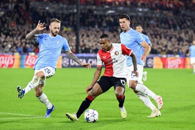 ROTTERDAM - (l-r) Manuel Lazzari of SS Lazio, Igor Paixao of Feyenoord, Nicolo Casale of SS Lazio during the UEFA Champions League group E match between Feyenoord and Lazio Roma at Feyenoord Stadion de Kuip on October 25, 2023 in Rotterdam, Netherlands. ANP OLAF KRAAK UEFA Champions League 2023 24 2023 2024 xVIxANPxSportx xxANPxIVx 482107923 originalFilename: 482107923.jpg