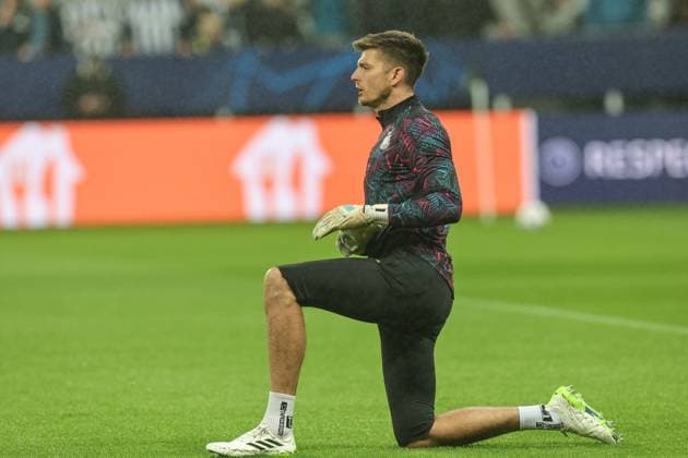 UEFA Champions League Newcastle United v Borussia Dortmund Nick Pope 22 of Newcastle United in the pregame warmup session during the UEFA Champions League match Newcastle United vs Borussia Dortmund at St. James s Park, Newcastle, United Kingdom, 25th October 2023 (Photo by Mark Cosgrove News Images) Newcastle St. James s Park Tyne and Wear United Kingdom Copyright: xMarkxCosgrove NewsxImagesx