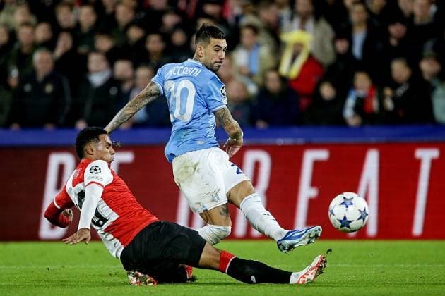 ROTTERDAM, 25-10-2023, Stadium de Kuip, UEFA Champions League, 2023 2024, Group stage, Feyenoord - Lazio, Feyenoord player Marcos Lopez vs Lazio Roma player Mattia Zaccagni Feyenoord - Lazio  x22894688x Copyright: