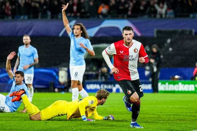 UEFA Champions League: Feyenoord v SS Lazio Rotterdam - Santiago Gimenez of Feyenoord celebrates the 3-0 during the 3rd leg of the UEFA Champions League group stage between Feyenoord v SS Lazio at Stadion Feijenoord De Kuip on 25 October 2023 in Rotterdam, The Netherlands. Copyright: xYannickxVerhoevenx