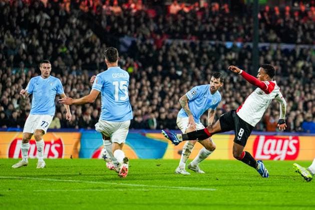 UEFA Champions League: Feyenoord v SS Lazio Rotterdam - Quinten Timber of Feyenoord during the 3rd leg of the UEFA Champions League group stage between Feyenoord v SS Lazio at Stadion Feijenoord De Kuip on 25 October 2023 in Rotterdam, The Netherlands. Copyright: xTomxBodex