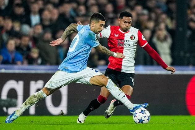 UEFA Champions League: Feyenoord v SS Lazio Rotterdam - Mattia Zaccagni of Lazio, Marcos Lopez of Feyenoord during the 3rd leg of the UEFA Champions League group stage between Feyenoord v SS Lazio at Stadion Feijenoord De Kuip on 25 October 2023 in Rotterdam, The Netherlands. Copyright: xTomxBodex