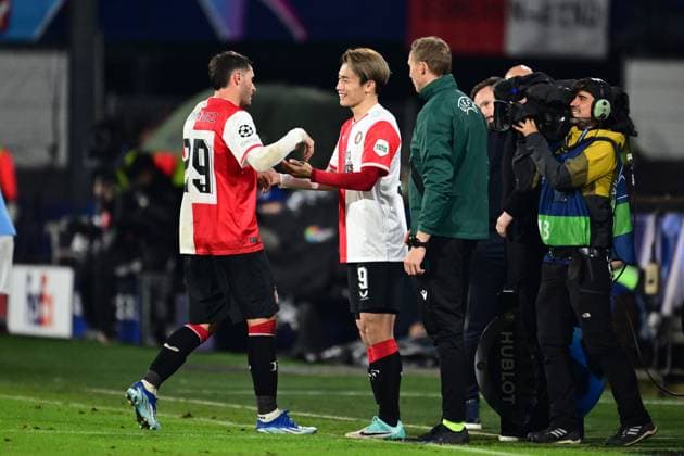ROTTERDAM - (l-r) Santiago Gimenez of Feyenoord, Ayase Ueda of Feyenoord during the UEFA Champions League group E match between Feyenoord and Lazio Roma at Feyenoord Stadion de Kuip on October 25, 2023 in Rotterdam, Netherlands. ANP OLAF KRAAK UEFA Champions League 2023 24 2023 2024 xVIxANPxSportx xxANPxIVx 482109024 originalFilename: 482109024.jpg