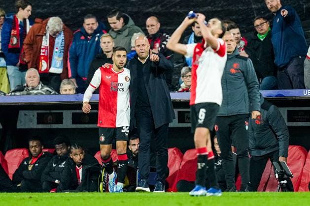UEFA Champions League: Feyenoord v SS Lazio Rotterdam - Ondrej Lingr of Feyenoord, Feyenoord coach Arne Slot during the 3rd leg of the UEFA Champions League group stage between Feyenoord v SS Lazio at Stadion Feijenoord De Kuip on 25 October 2023 in Rotterdam, The Netherlands. Copyright: xYannickxVerhoevenx