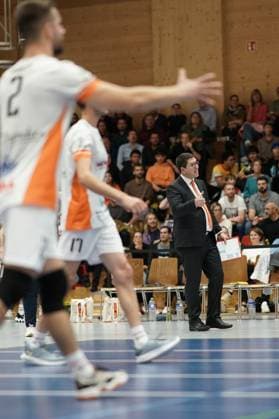 Volleyball, CEV Challenge Cup 25 10 2023, Volleyball, Centre Sportif Lorentzweiler, Bertrange, Luxembourg, CEV Challenge Cup, VC Lorentzweiler LUX Steaua Bucharest, Steaua Bucharesti RO vl Serge Karier trainer VC Lorentweiler