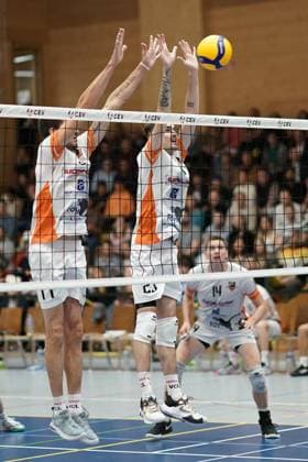 Volleyball, CEV Challenge Cup 25 10 2023, Volleyball, Centre Sportif Lorentzweiler, Bertrange, Luxembourg, CEV Challenge Cup, VC Lorentzweiler LUX Steaua Bucharest, Steaua Bukaresti RO vl Jeremy Silvestre VC Lorentweiler 17 Francois Sonnet VC Lorentweiler 23 Block